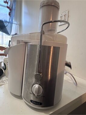 Abella (Bella) White and Silver Electric Juice Extractor